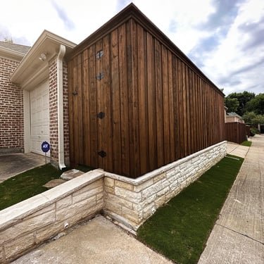 Clean cedar fence corner and top-cap detail by Estrada Fencing
